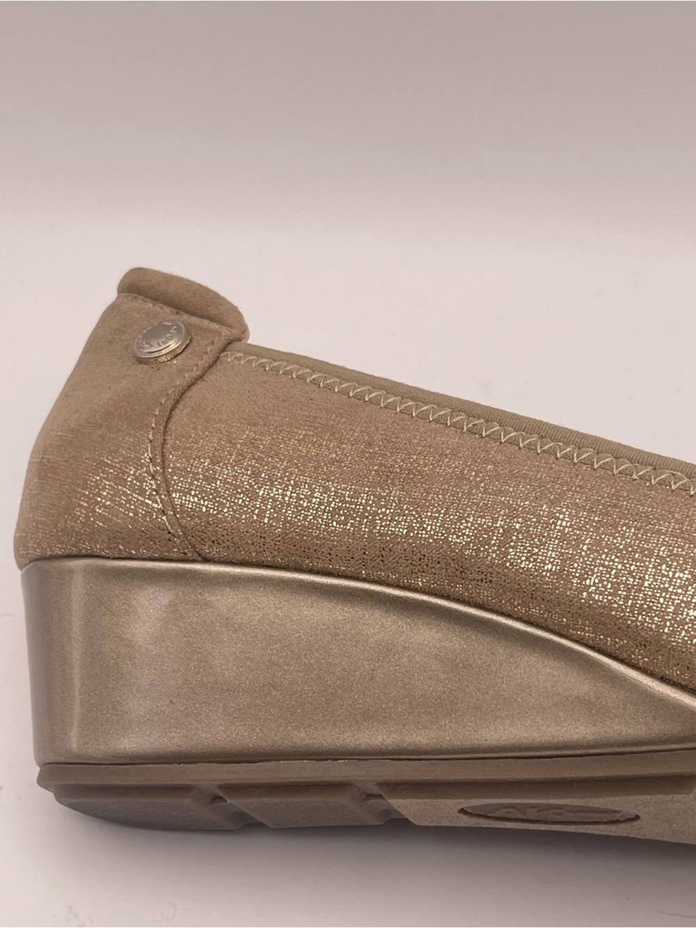 AK Sport Gold Champagne Shimmer Peep Toe Comfort Wedges 7.5M NWOT - Picture 4 of 9